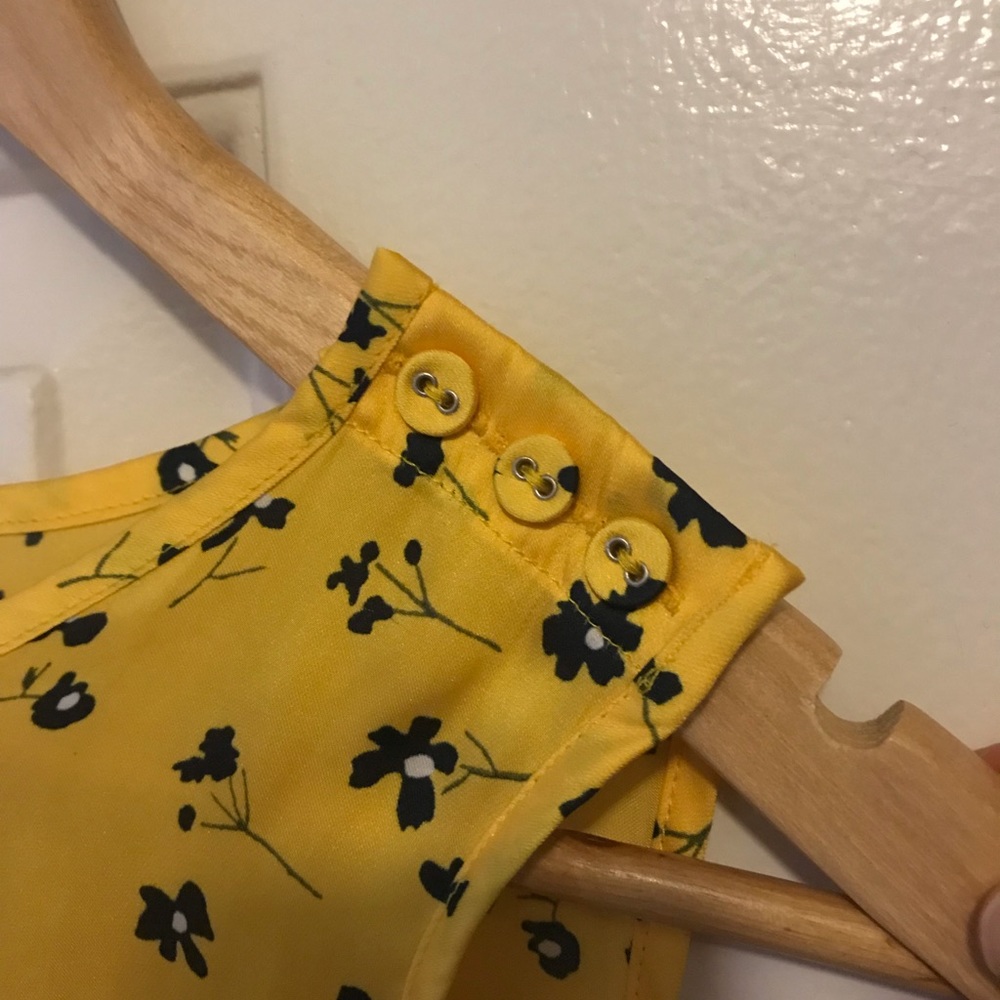 Floral Button-Shoulder Shell - Picture 5 of 6